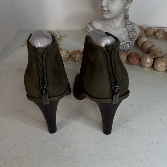 Vince Camuto Finaleigh Nubuck Leather Heeled Bootie’s Size 10 Forest Green - Picture 6 of 10